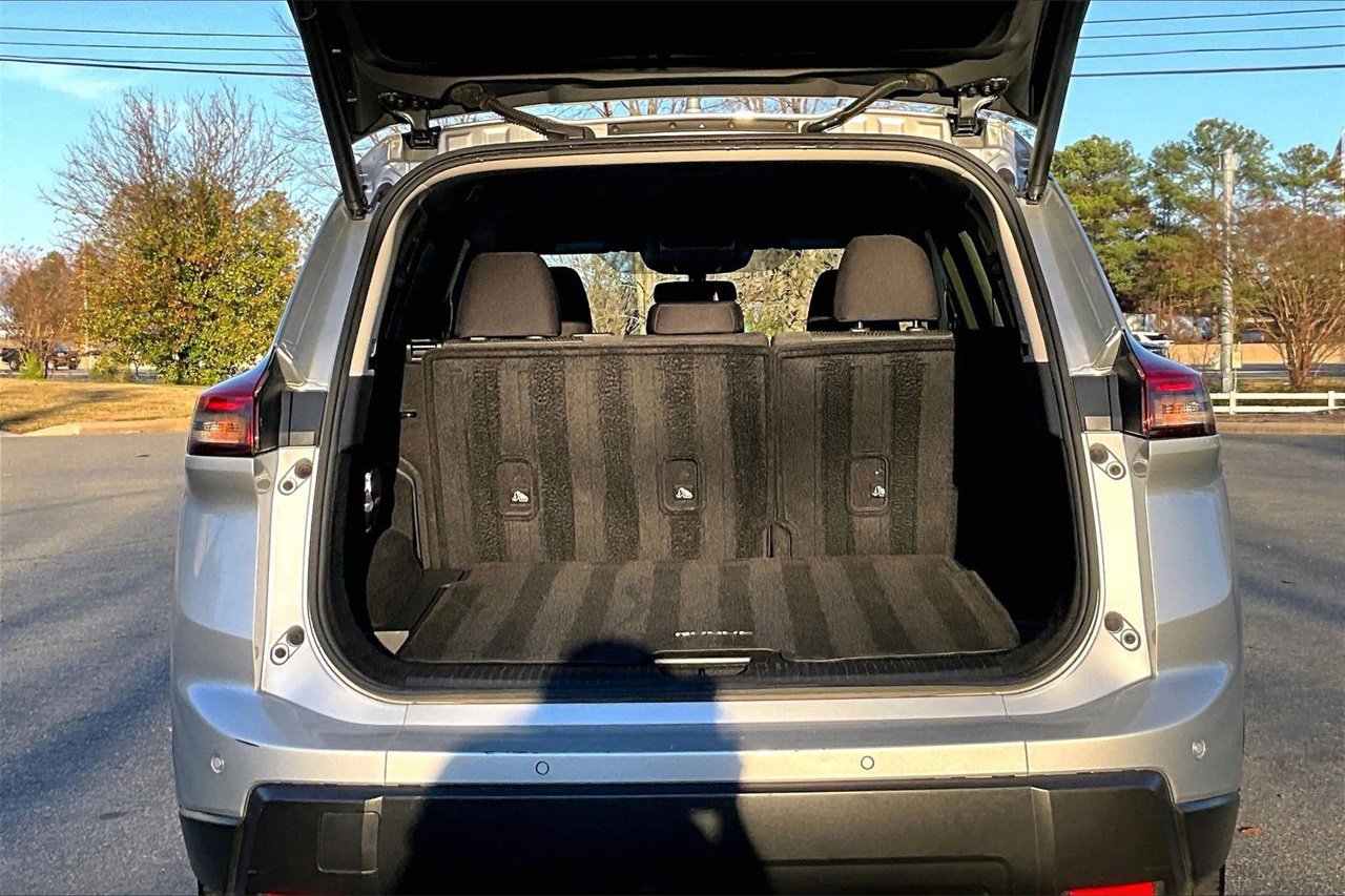 Used 2024 Nissan Rogue SV image 23