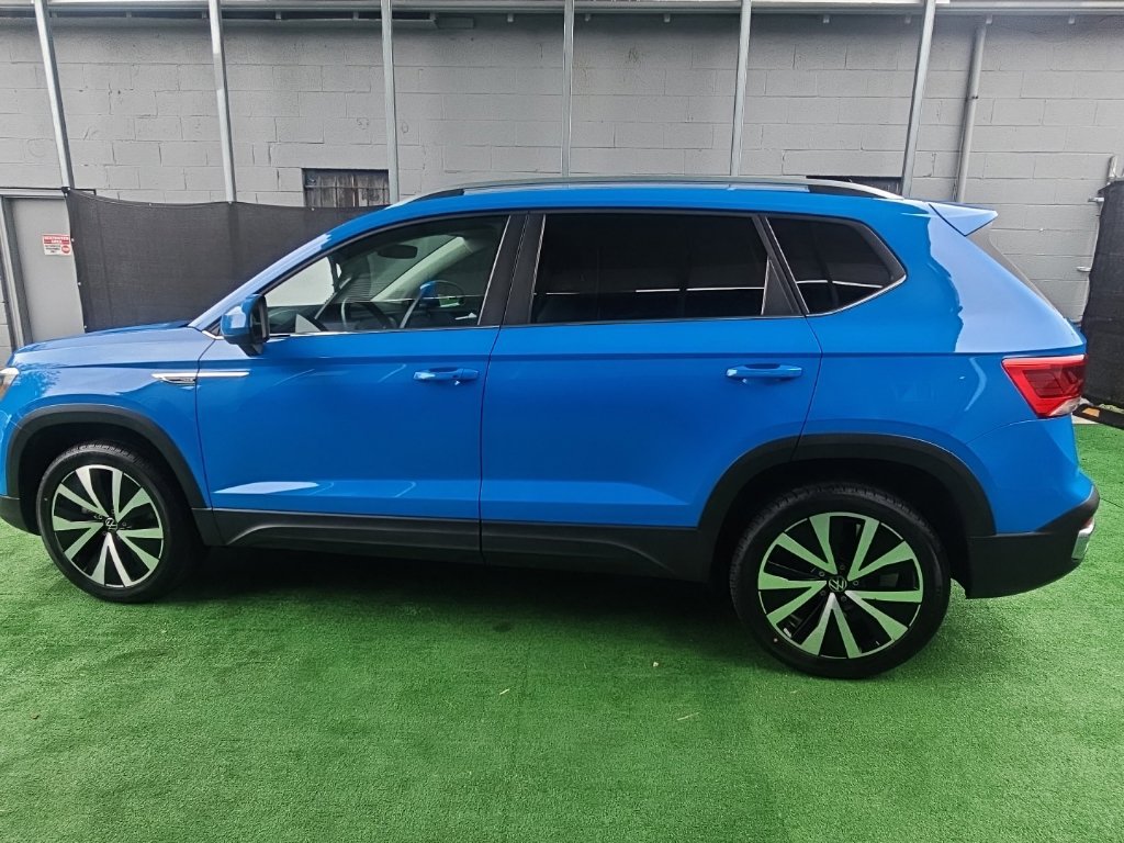 Used 2023 Volkswagen Taos SE w/ Panoramic Sunroof Package FWD image 6