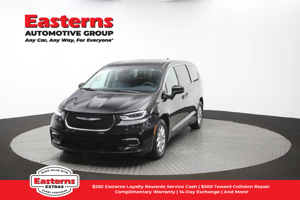 Used 2023 Chrysler Pacifica Touring-L FWD image 57