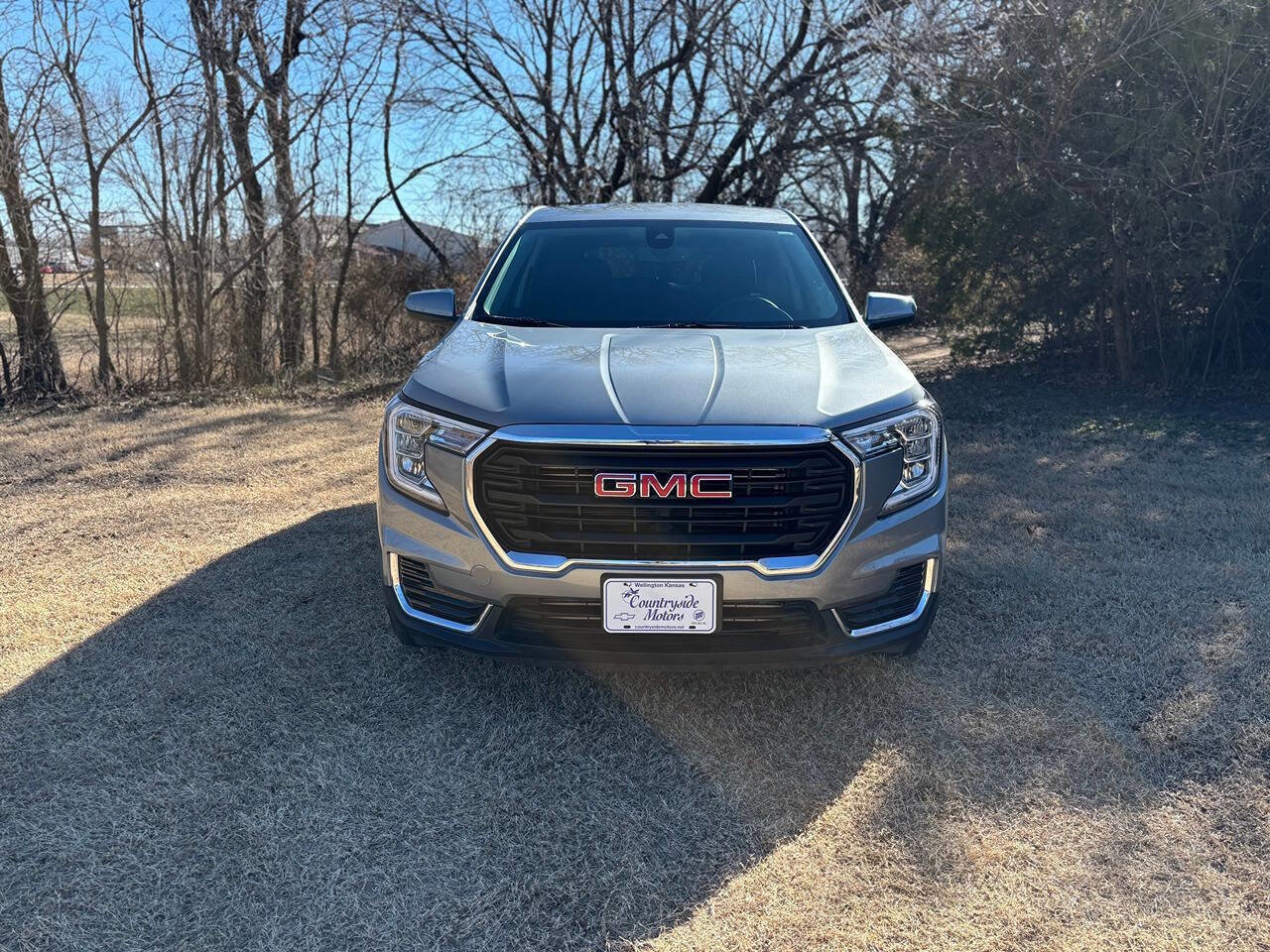 Used 2024 GMC Terrain SLE image 2