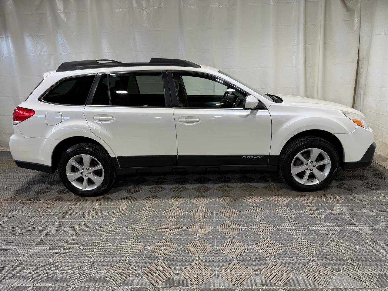 Used 2014 Subaru Outback 2.5i Premium AWD/4WD image 9