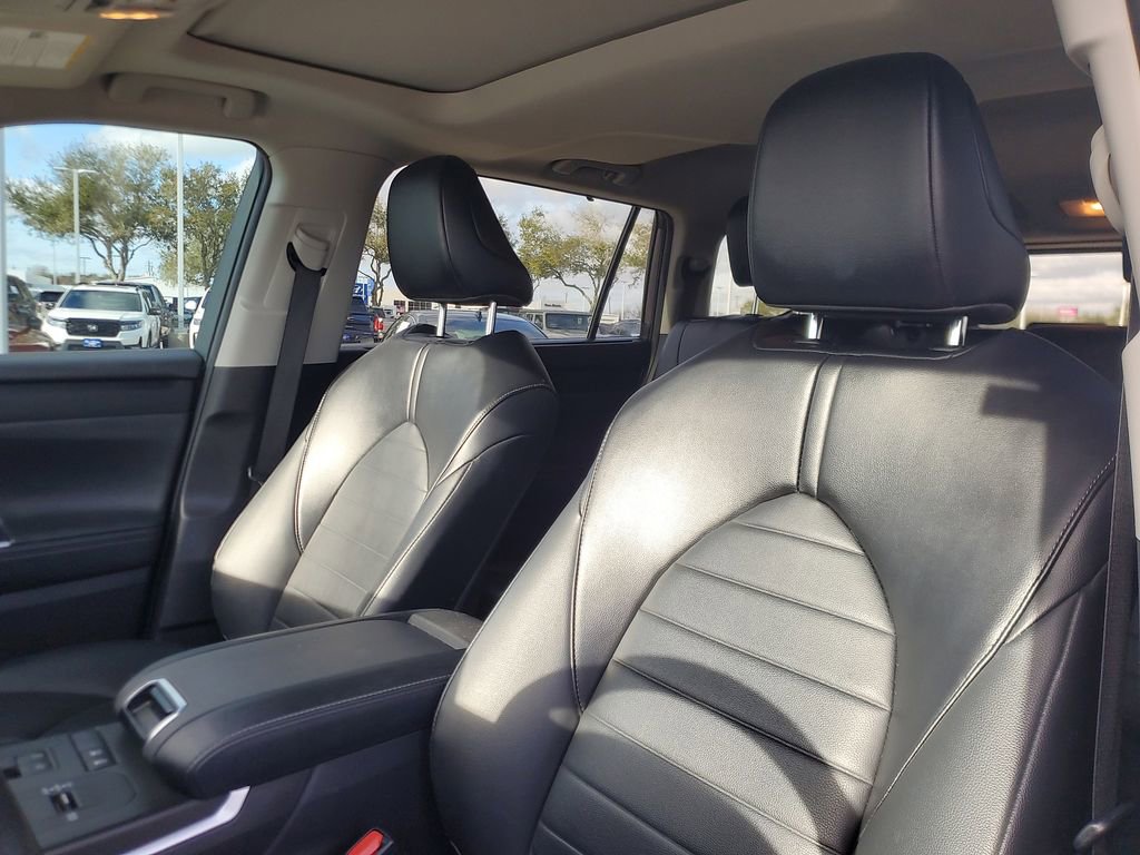 Used 2022 Toyota Highlander XLE image 18