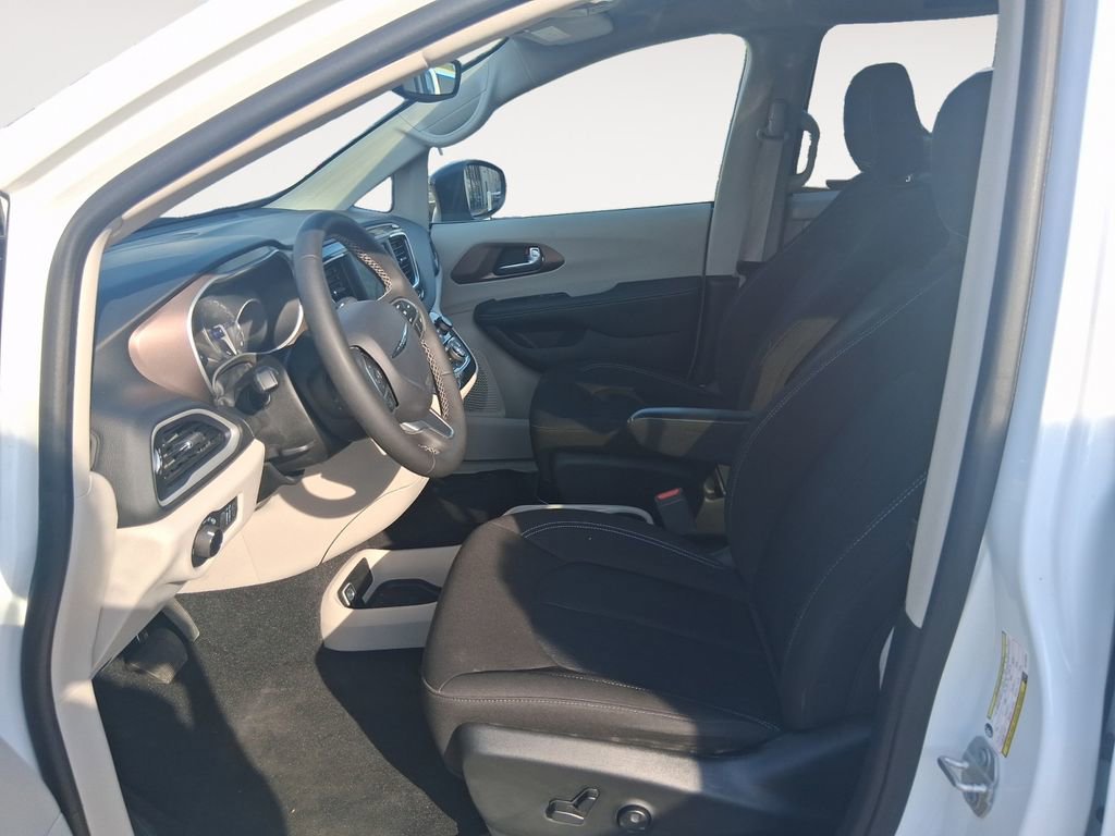 Used 2024 Chrysler Voyager LX FWD image 9