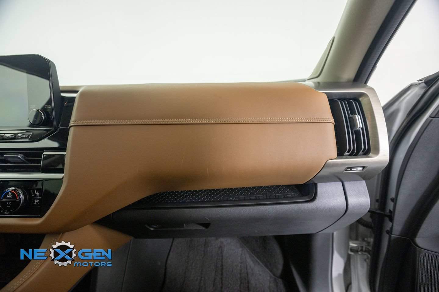Used 2022 Nissan Pathfinder Platinum AWD/4WD image 44