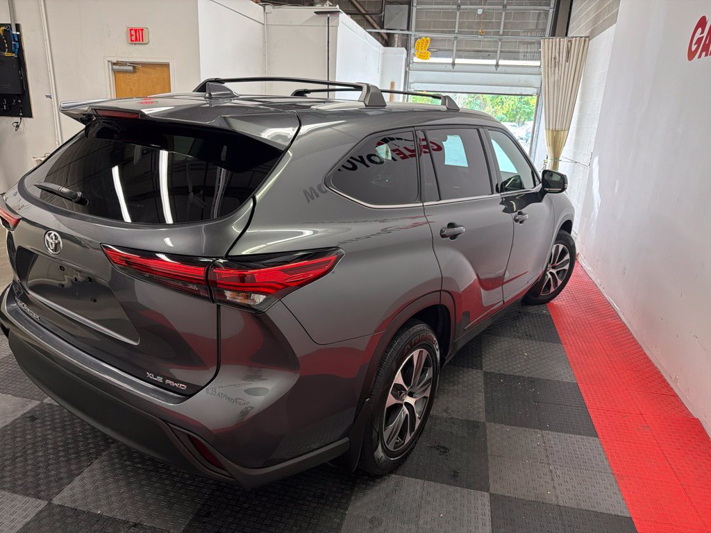 Used 2022 Toyota Highlander XLE AWD/4WD image 11