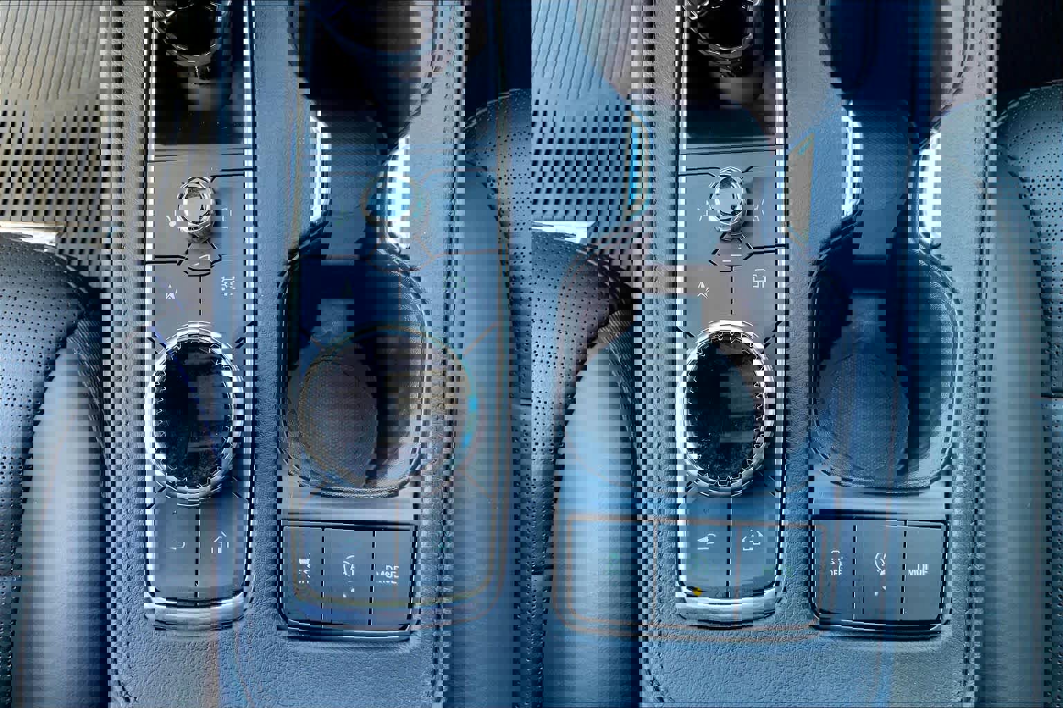 Used 2025 Cadillac XT4 Sport w/ LPO, Onyx Lite Package FWD image 35