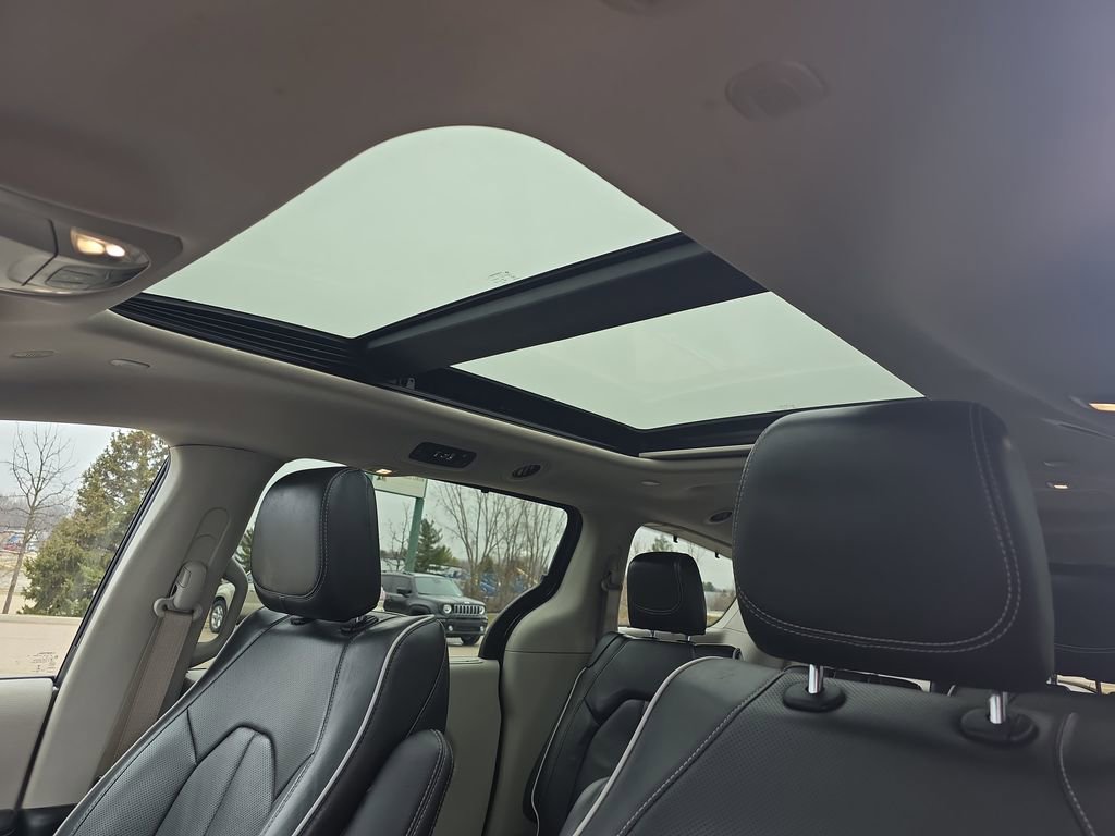 Used 2023 Chrysler Pacifica Limited FWD image 32