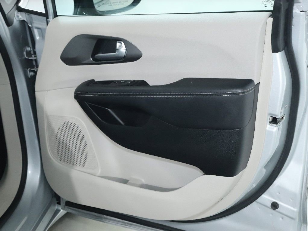 Used 2024 Chrysler Pacifica Touring-L image 33