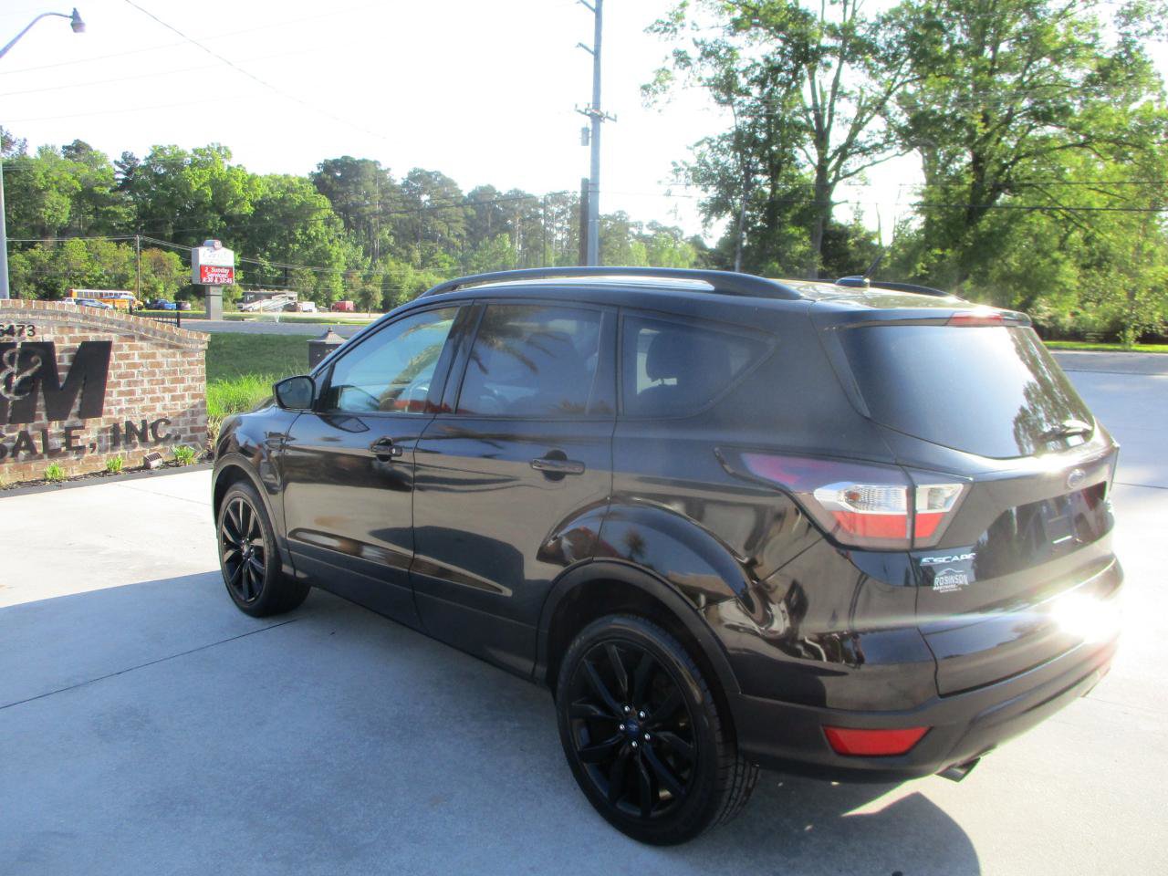 Used 2017 Ford Escape SE w/ SE Sport Appearance Package image 10