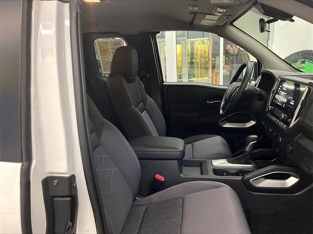 Used 2025 Nissan Frontier SV image 11