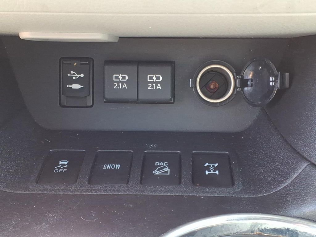 Used 2019 Toyota Highlander LE AWD/4WD image 13