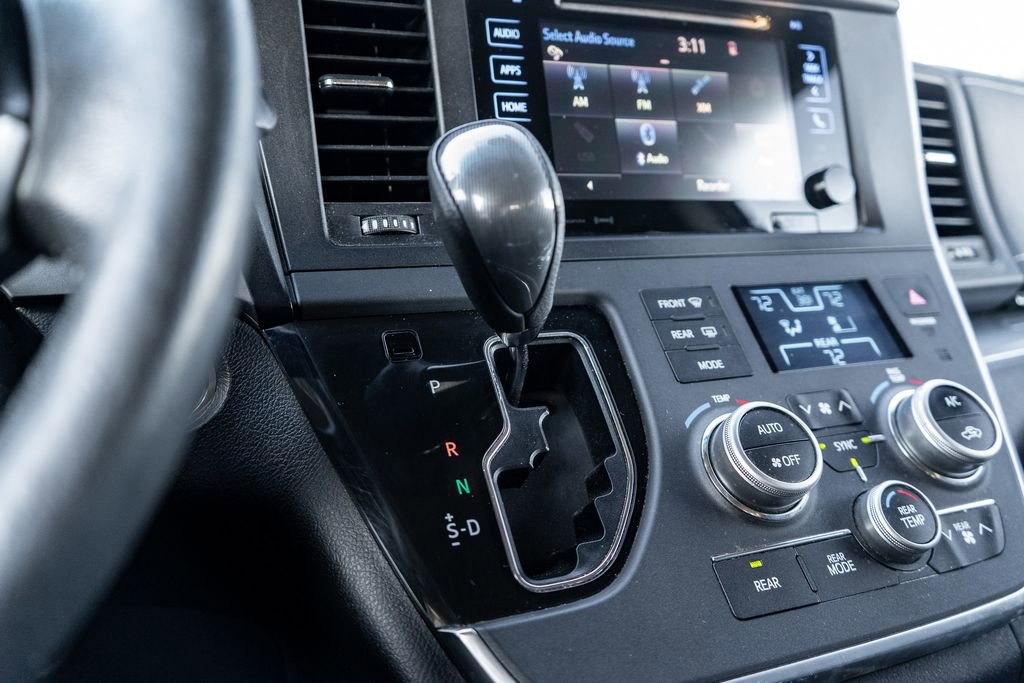 Used 2016 Toyota Sienna SE Premium image 28