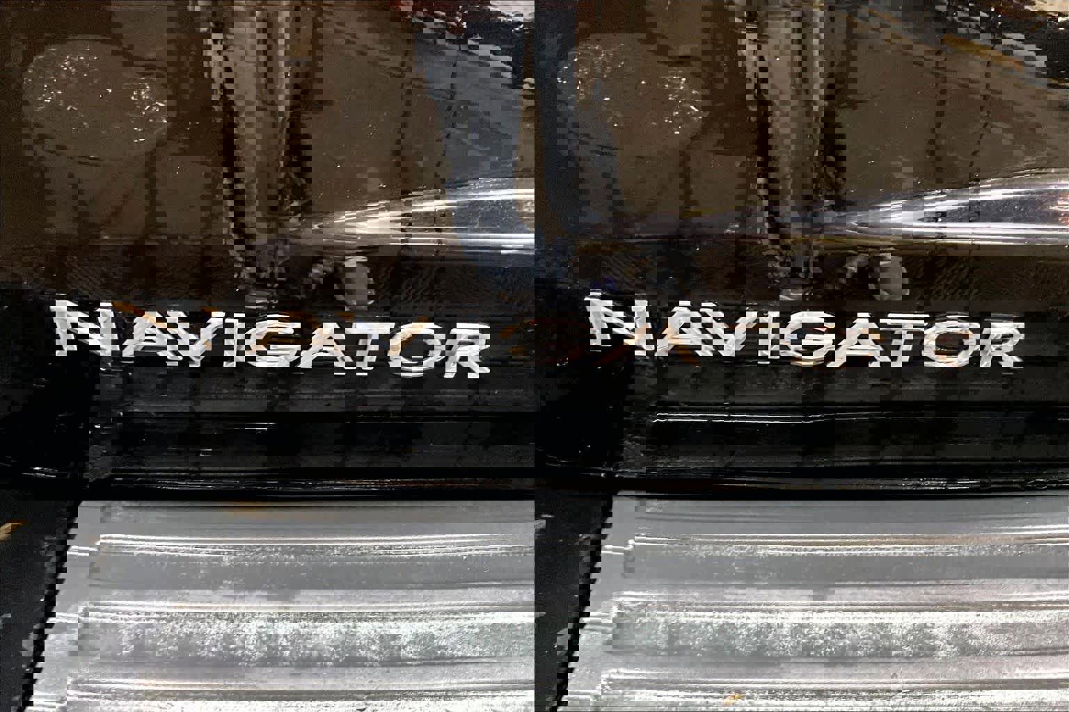 Used 2017 Lincoln Navigator Select image 10