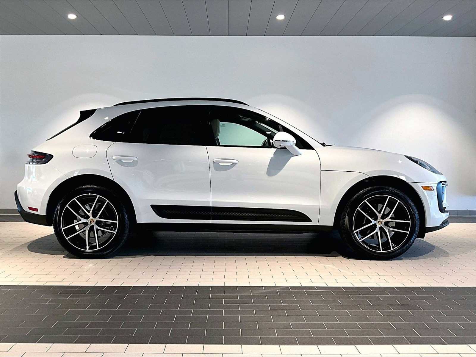 Used 2025 Porsche Macan image 11