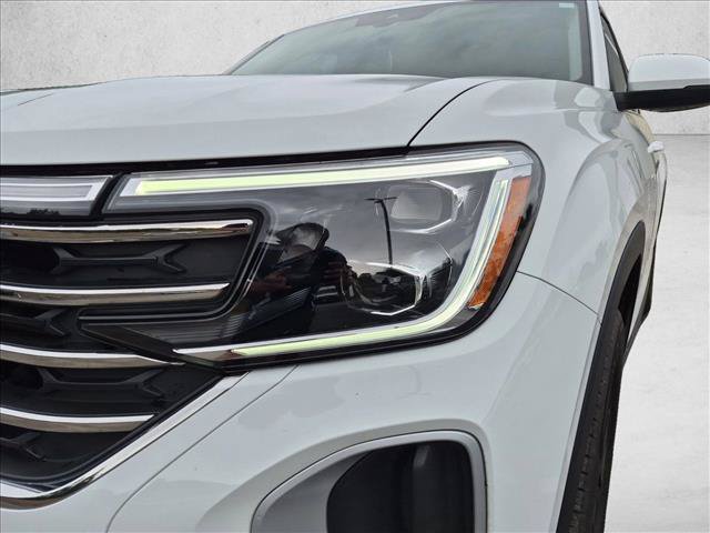 Used 2024 Volkswagen Atlas SE w/ Black Wheel Package FWD image 11