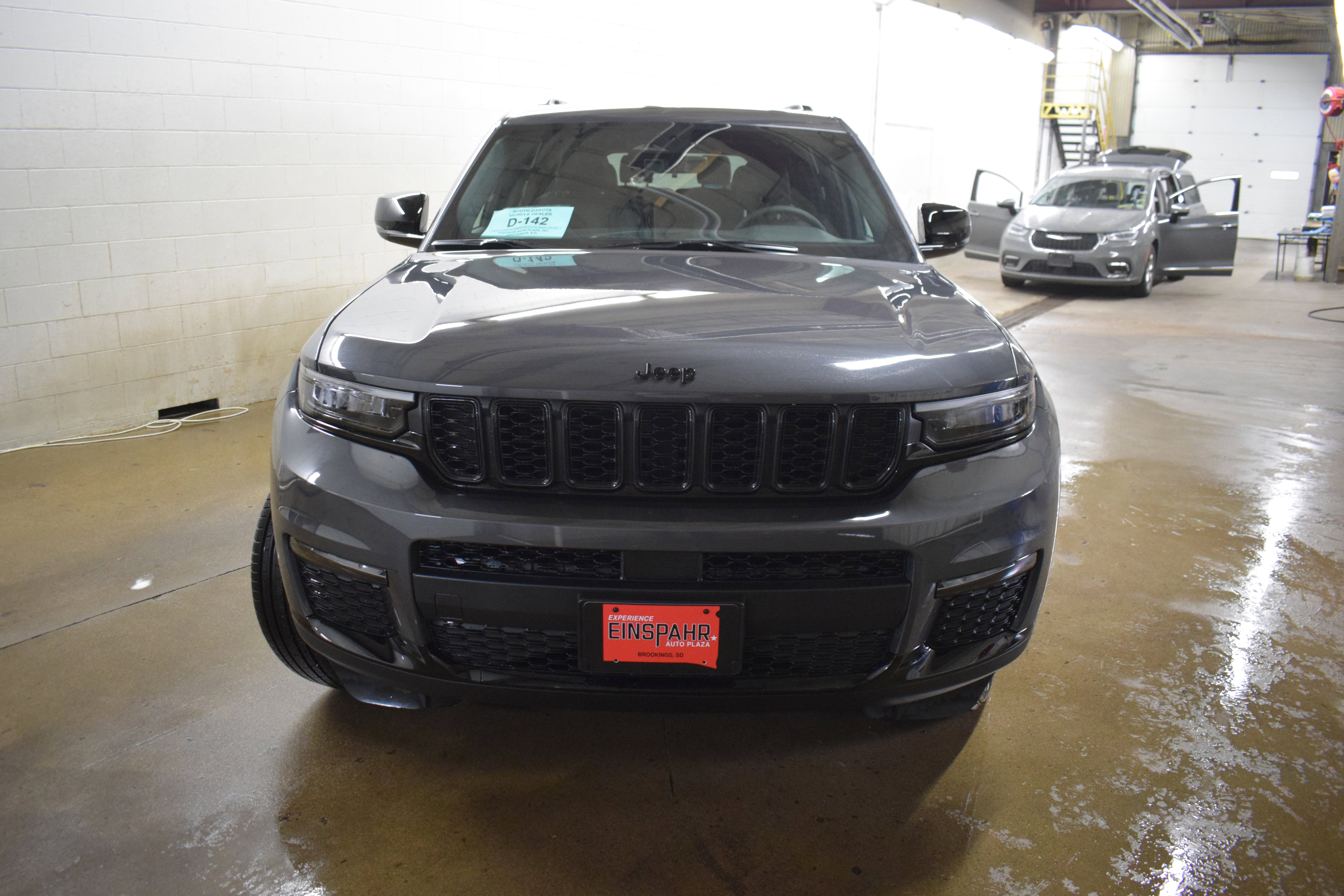 New 2025 Jeep Grand Cherokee L Limited w/ Black Appearance Package image 2