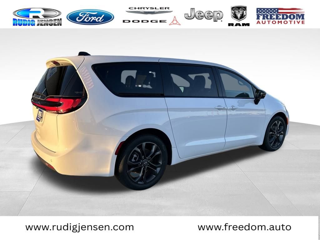 New 2026 Chrysler Pacifica Select image 6