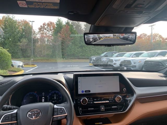 Used 2024 Toyota Highlander Platinum image 16