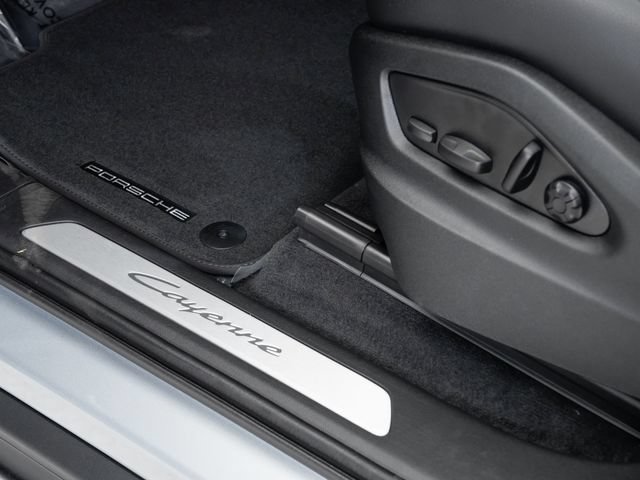 Certified 2025 Porsche Cayenne AWD/4WD image 12