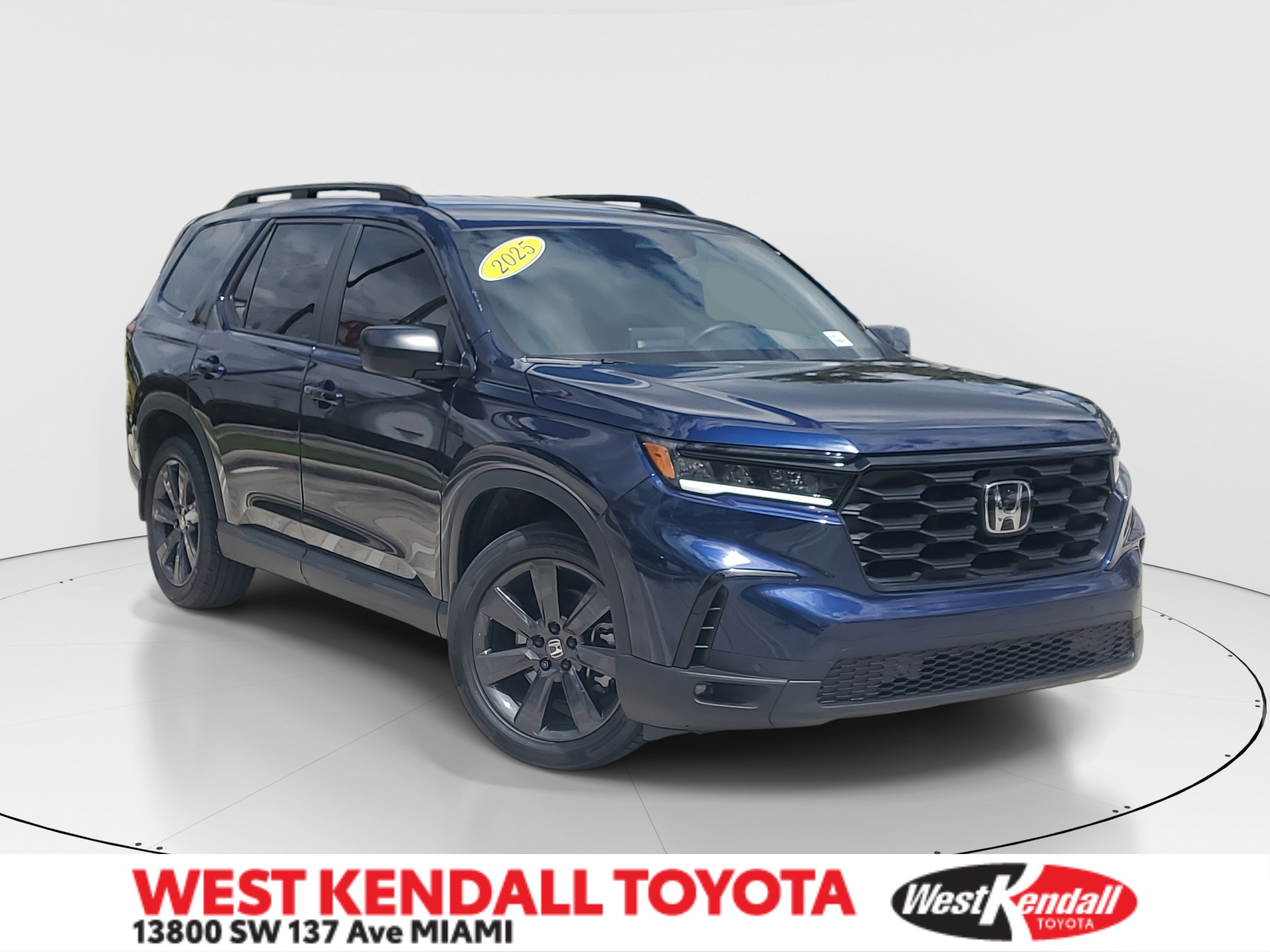 Used 2025 Honda Pilot Sport image 1