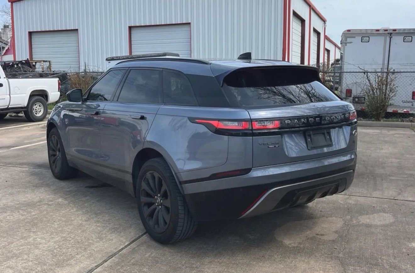 Used 2018 Land Rover Range Rover Velar R-Dynamic SE image 3