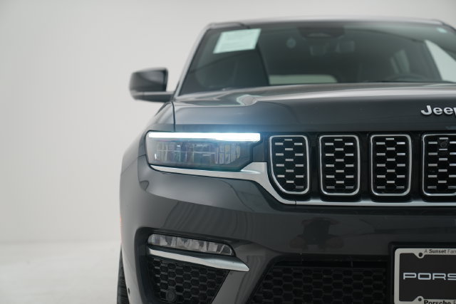 Used 2023 Jeep Grand Cherokee Summit AWD/4WD image 4
