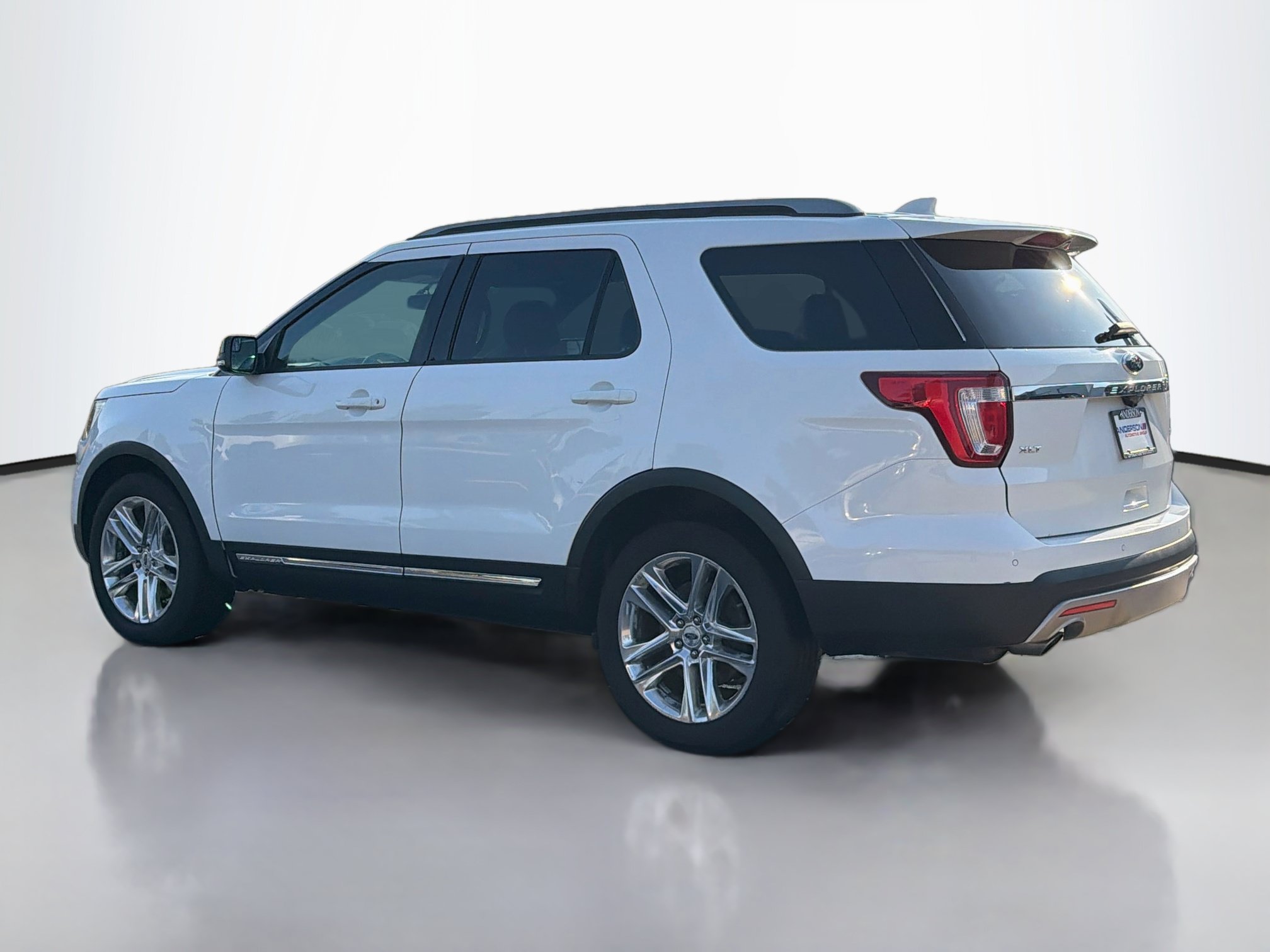 Used 2016 Ford Explorer XLT w/ Equipment Group 202A AWD/4WD image 4