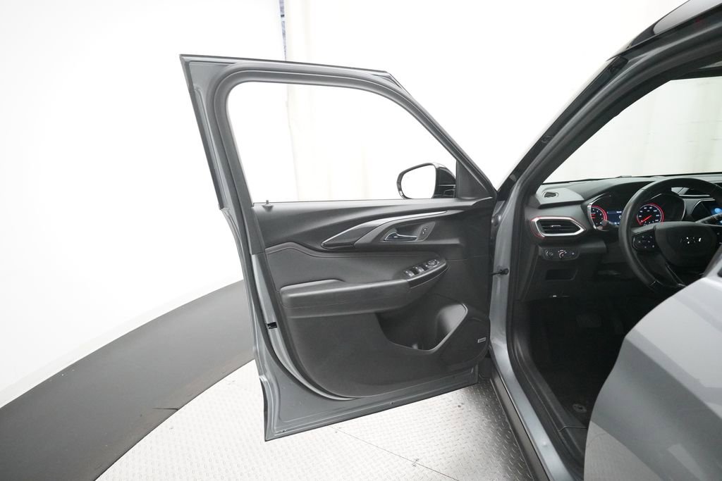Used 2023 Chevrolet TrailBlazer RS w/ Technology Package image 27