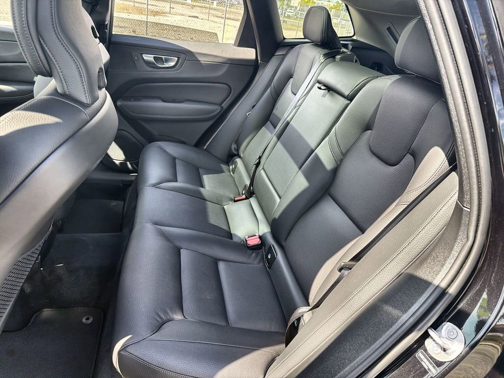 Used 2025 Volvo XC60 B5 Plus image 25