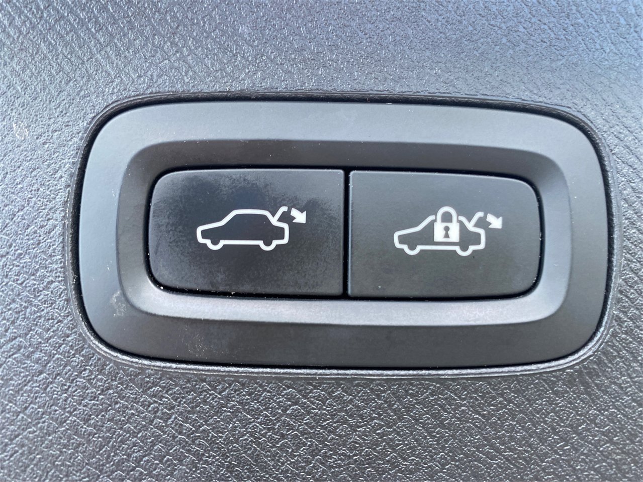 Used 2018 Volvo XC90 T6 Momentum w/ Convenience Package image 24