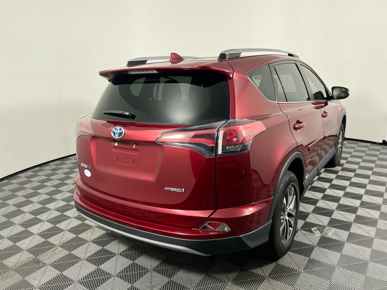 Used 2018 Toyota RAV4 LE w/ Carpet Mat Package AWD/4WD image 3