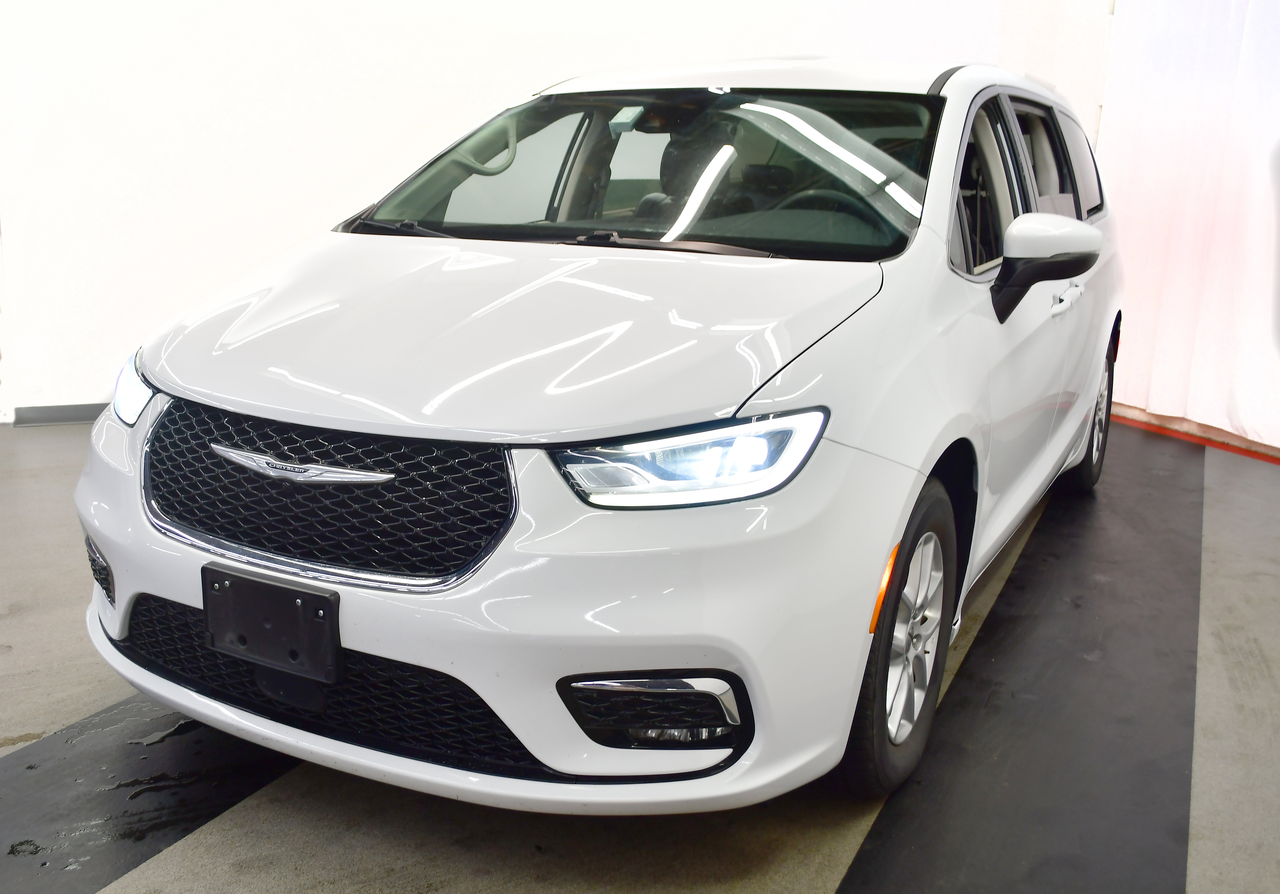 Used 2023 Chrysler Pacifica Touring-L image 6