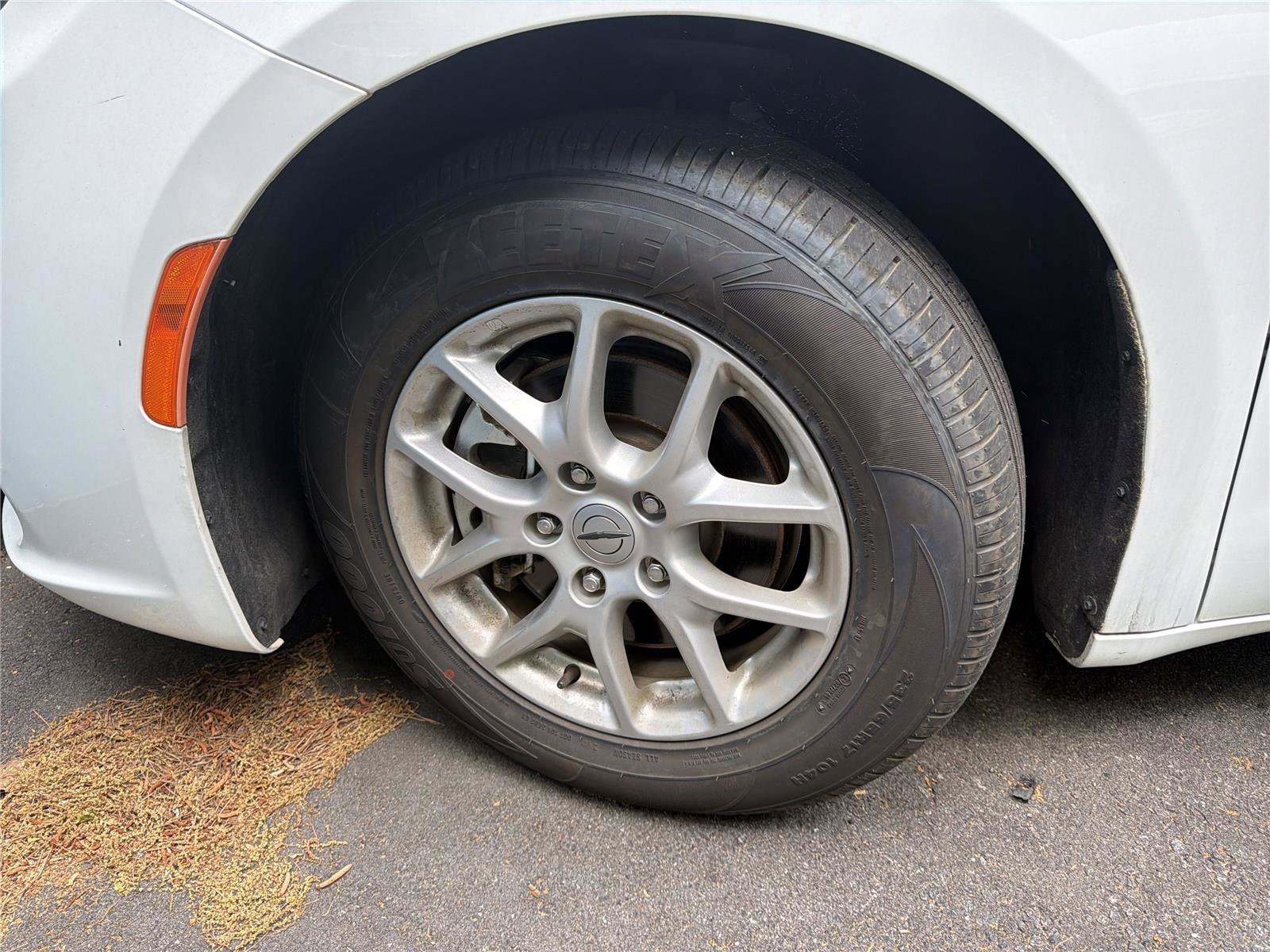 Used 2023 Chrysler Pacifica Touring-L FWD image 5