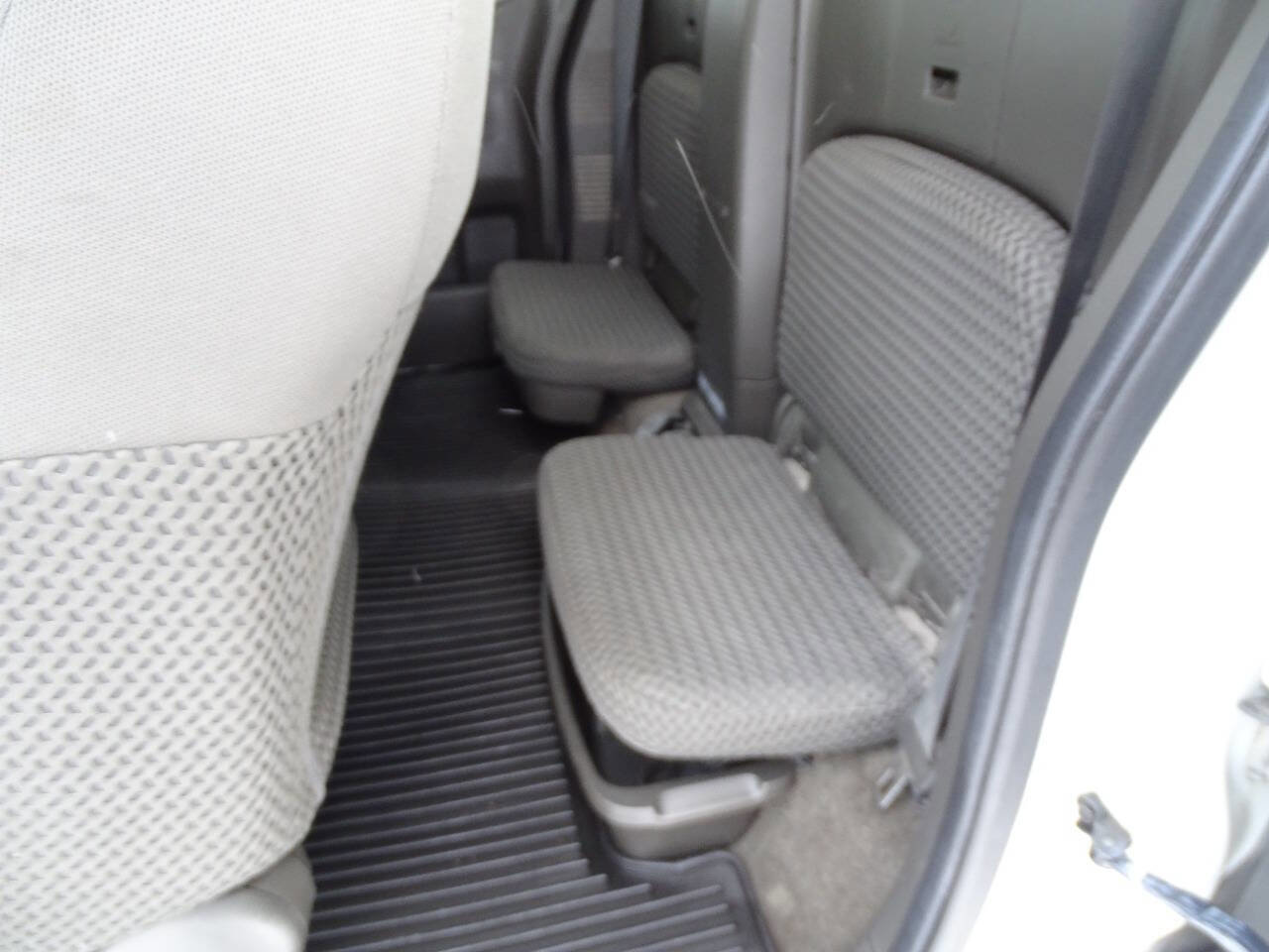 Used 2013 Nissan Frontier SV image 24