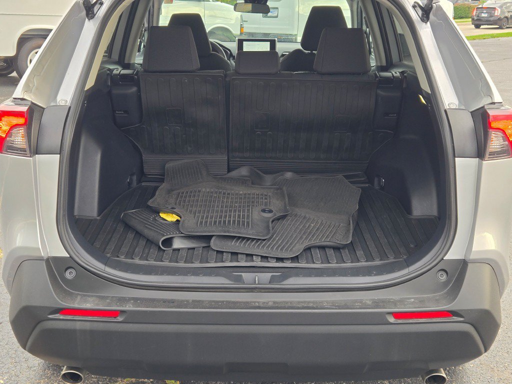 Used 2024 Toyota RAV4 LE AWD/4WD image 12