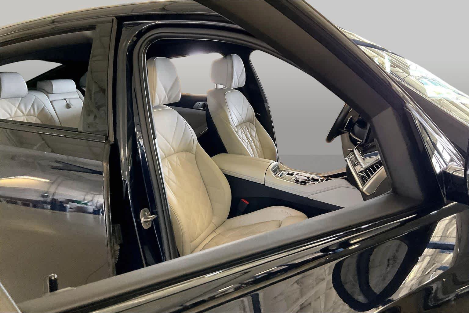 Used 2025 BMW X6 xDrive40i AWD/4WD image 8