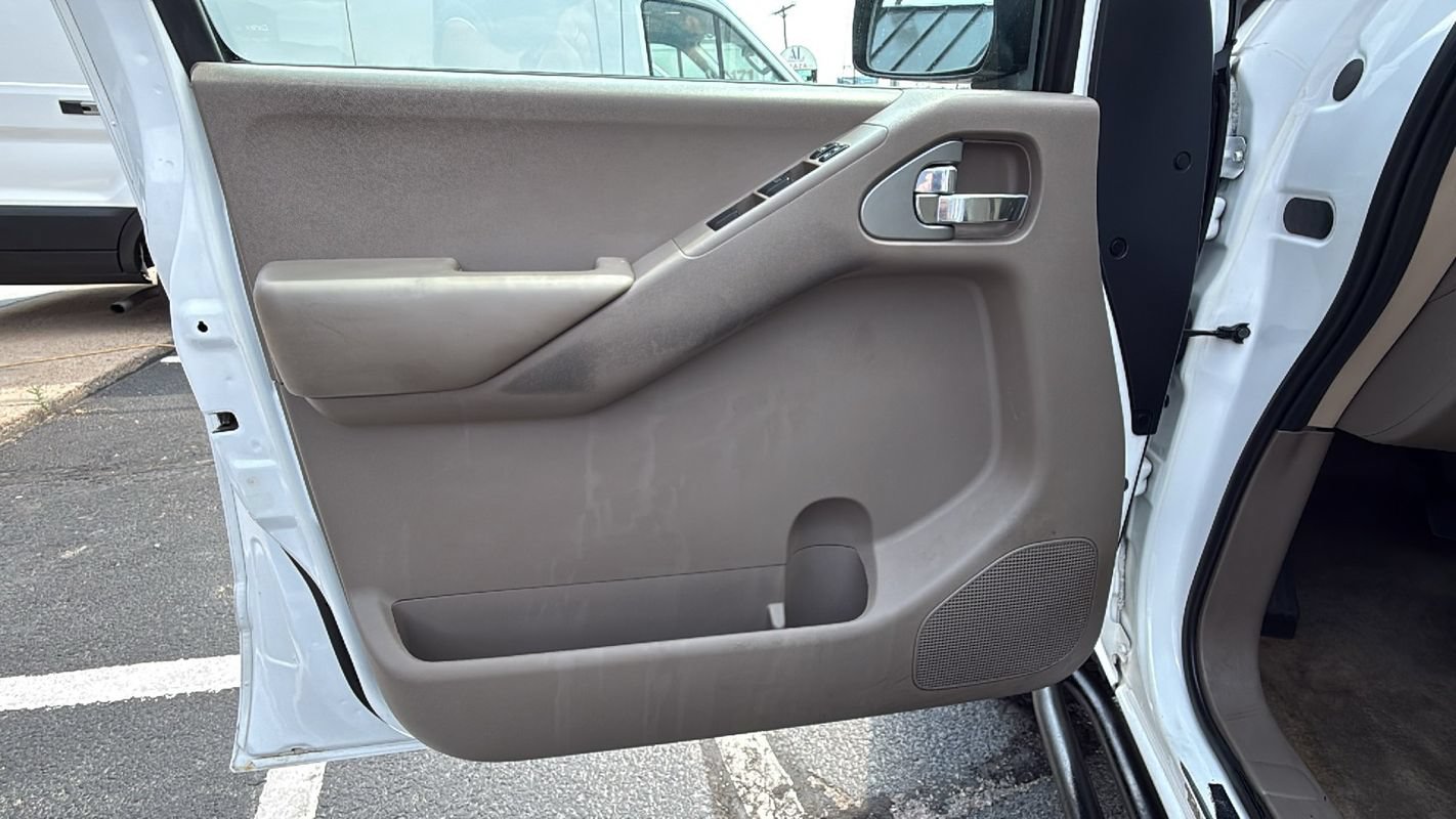 Used 2012 Nissan Frontier SV w/ SV Premium Utility Pkg AWD/4WD image 9