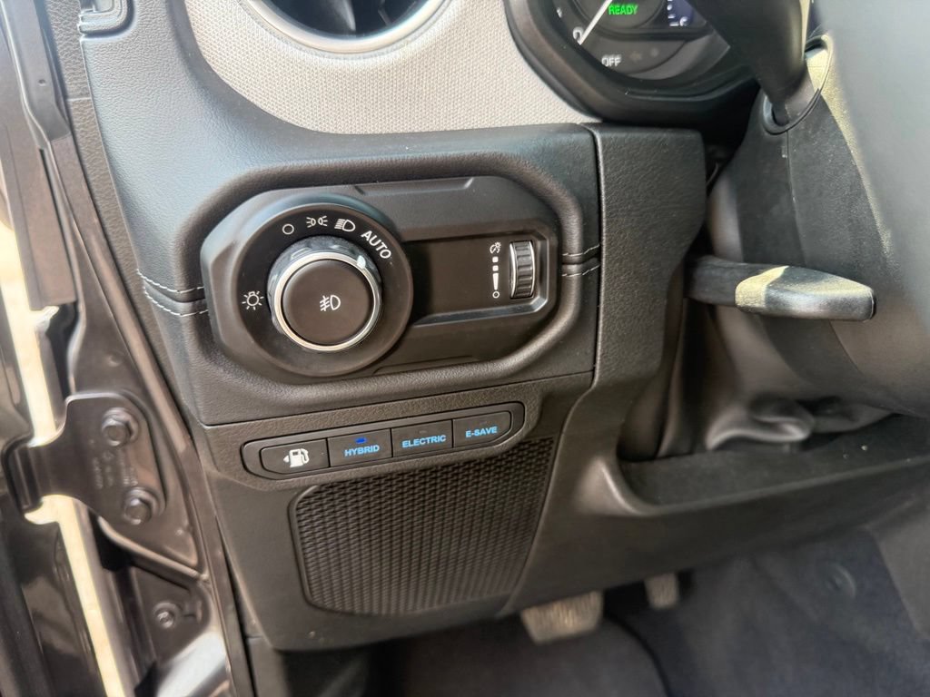 Used 2025 Jeep Wrangler Unlimited Sahara AWD/4WD image 18
