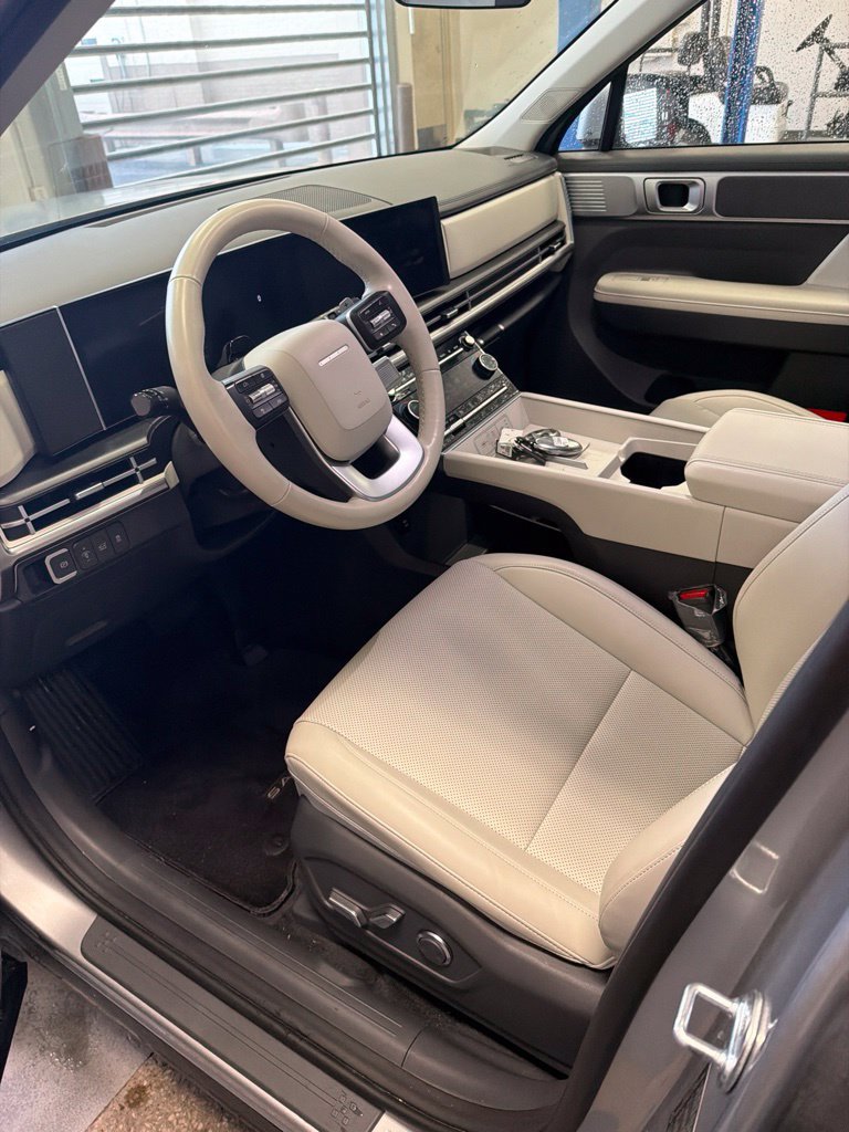 Used 2025 Hyundai Santa Fe SEL AWD/4WD image 2