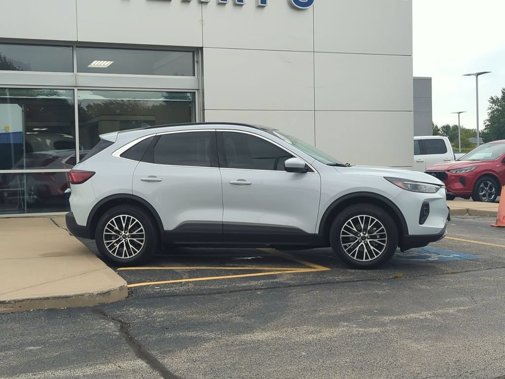 Used 2025 Ford Escape SE w/ PHEV Premium Package FWD image 2