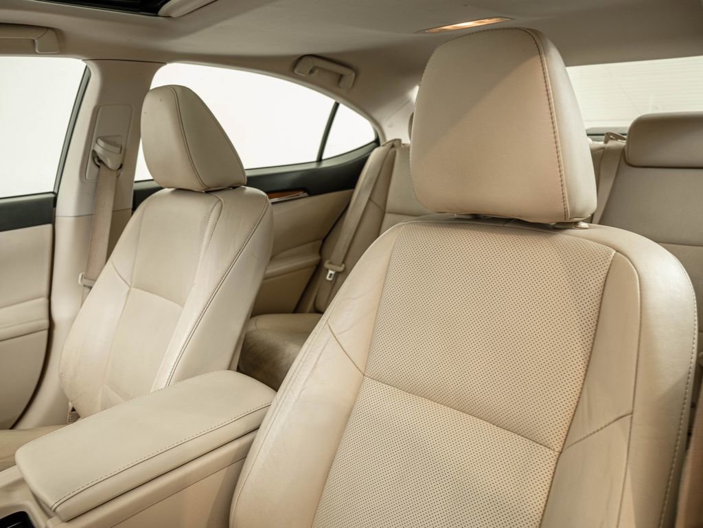 Used 2014 Lexus ES 300h w/ Luxury Package w/Bamboo Trim image 30