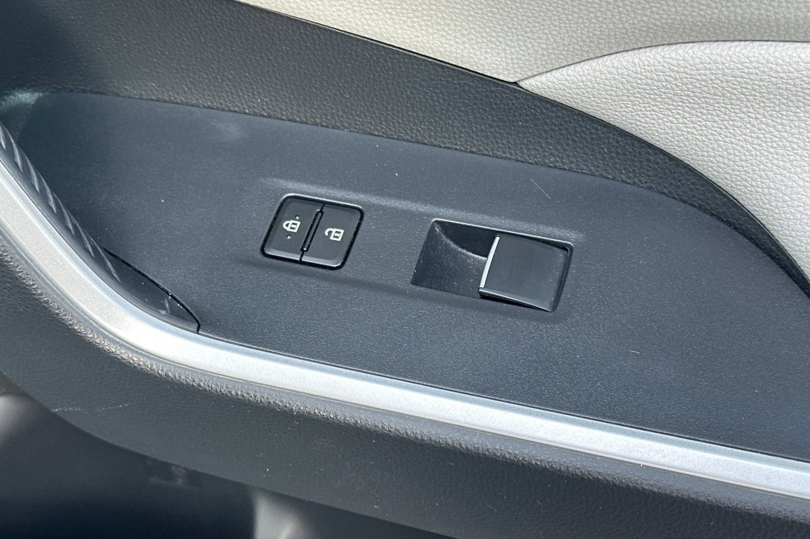 Used 2020 Toyota RAV4 XLE Premium FWD image 21