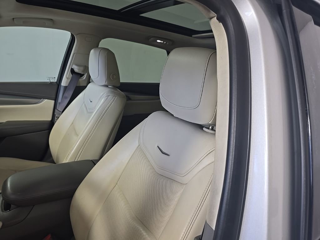 Used 2018 Cadillac XT5 Luxury w/ Driver Awareness Package image 18