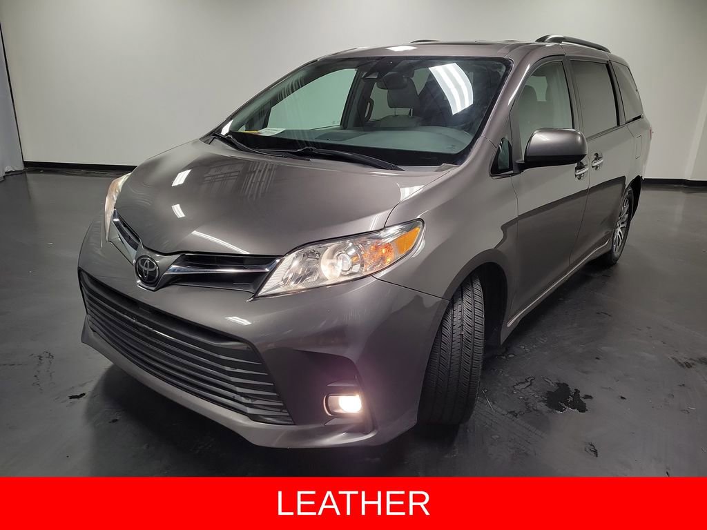 Used 2019 Toyota Sienna XLE w/ XLE Navigation Package image 4