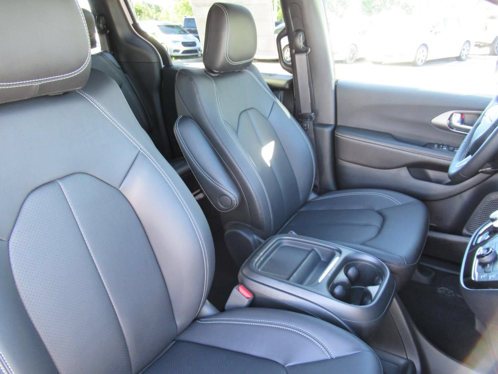 New 2027 Chrysler Pacifica Select FWD image 9