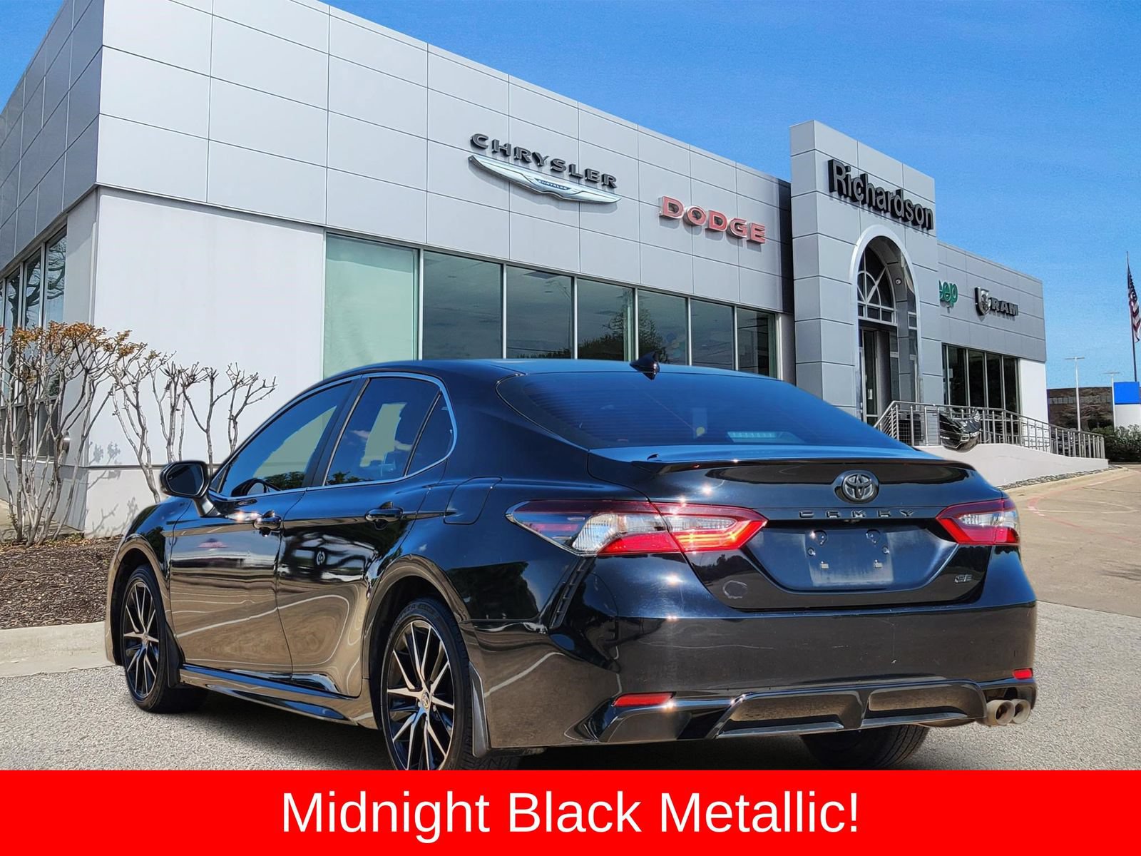 Used 2023 Toyota Camry SE w/ Convenience Package FWD image 2