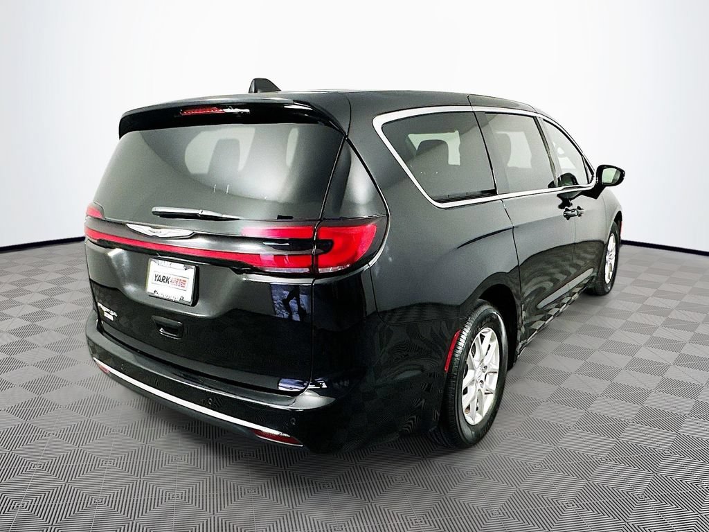 Used 2025 Chrysler Pacifica Select FWD image 10
