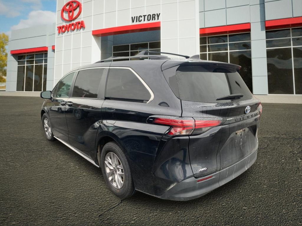 Used 2022 Toyota Sienna LE image 4