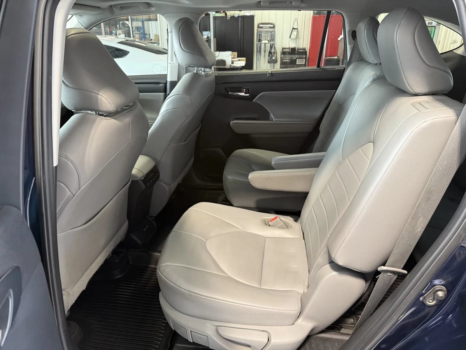 Used 2021 Toyota Highlander XLE AWD/4WD image 14
