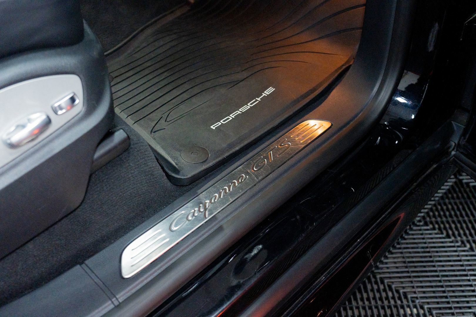 Used 2014 Porsche Cayenne GTS AWD/4WD image 32